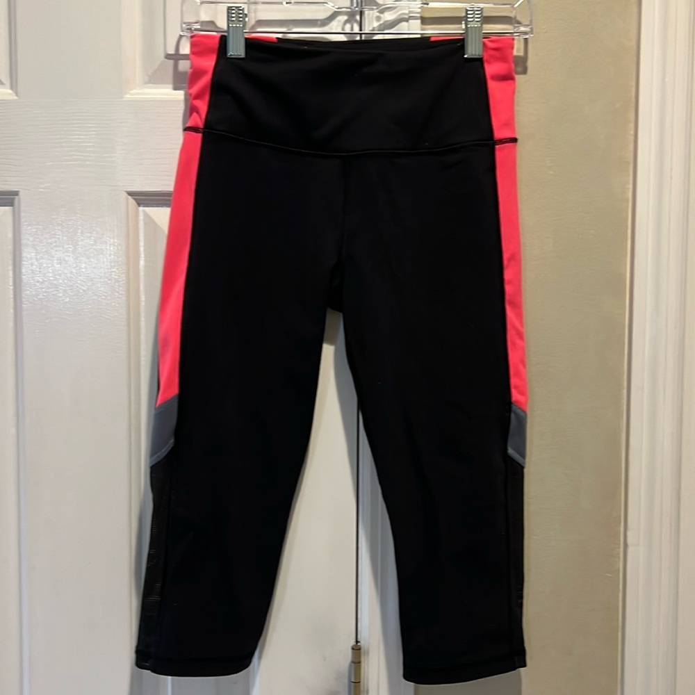 Victoria’s Secret Sport capri leggings. Size S.